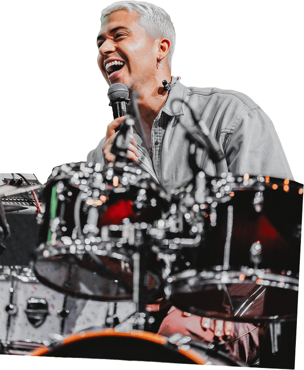 Biel Sales tocando bateria